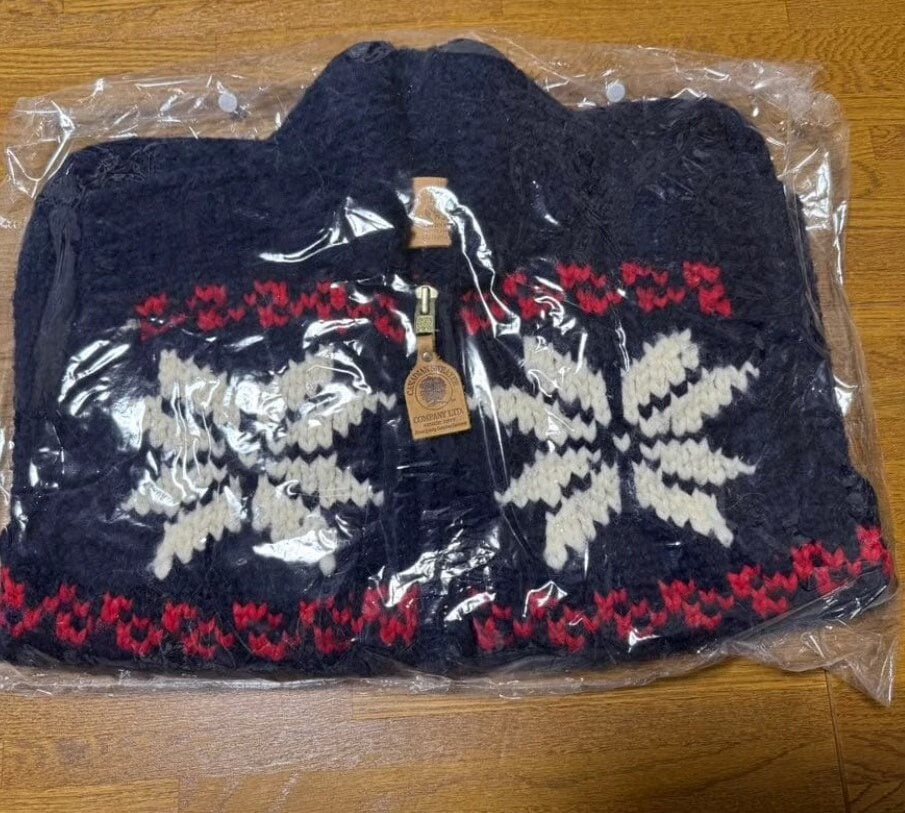 cozy knitted winter vest by SOPHNET.