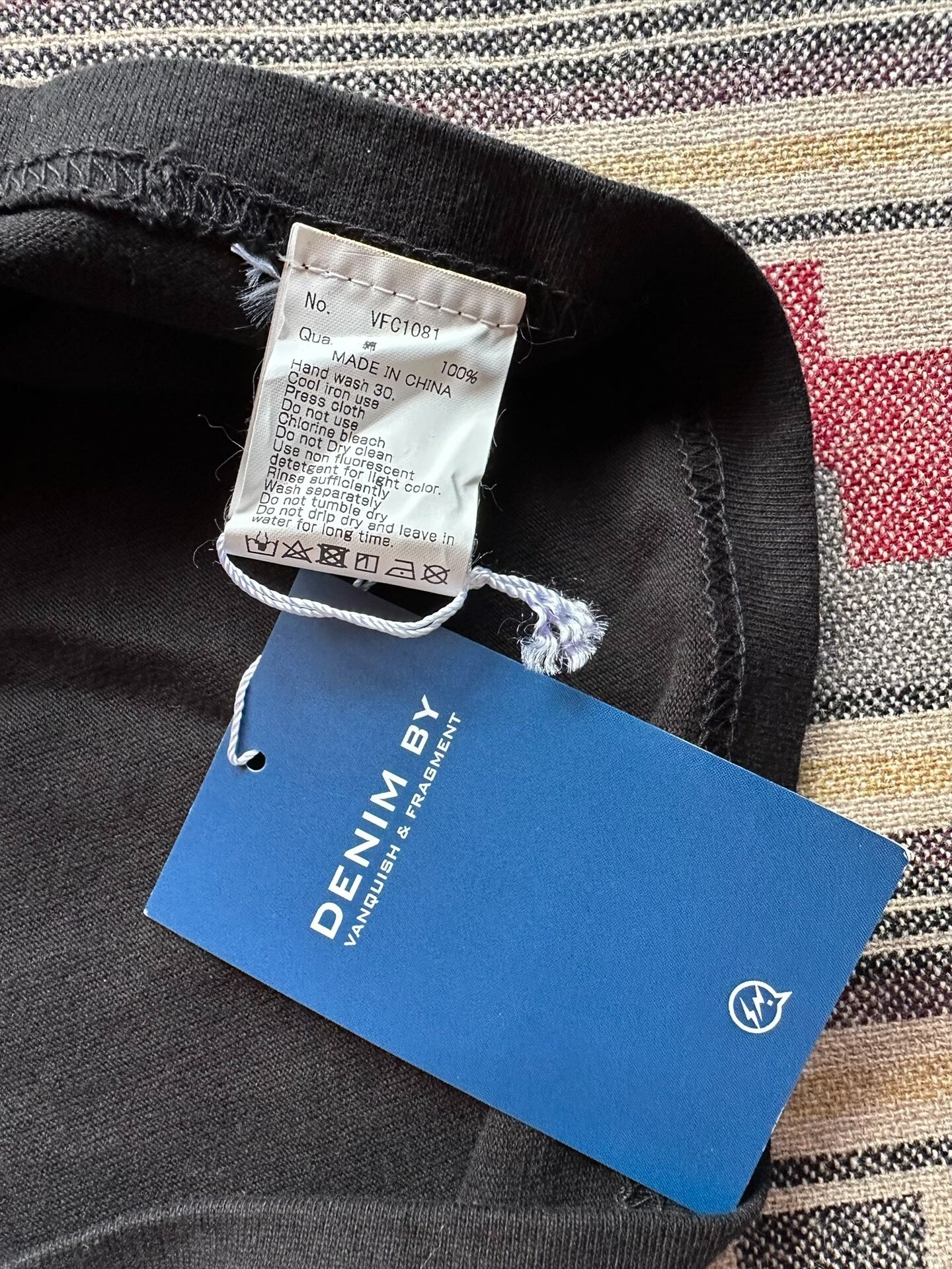 black long sleeve crew neck t-shirt