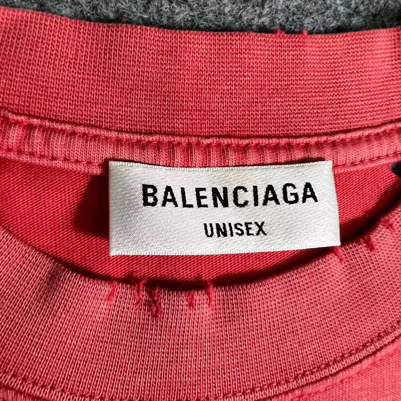 Balenciaga destroys short sleeves