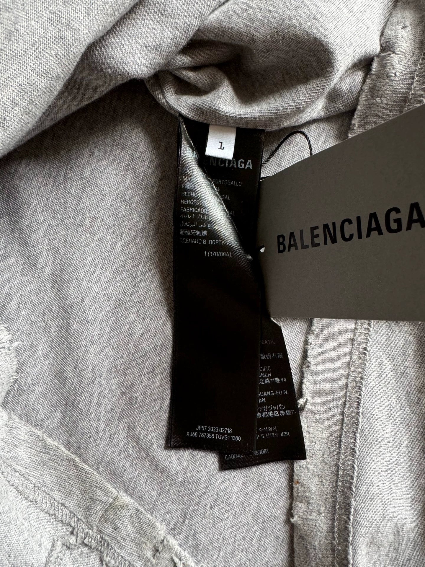 Balenciaga Black AI generates destructive short sleeves