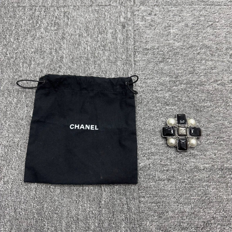 Chanel Black Silver Brooch-zp