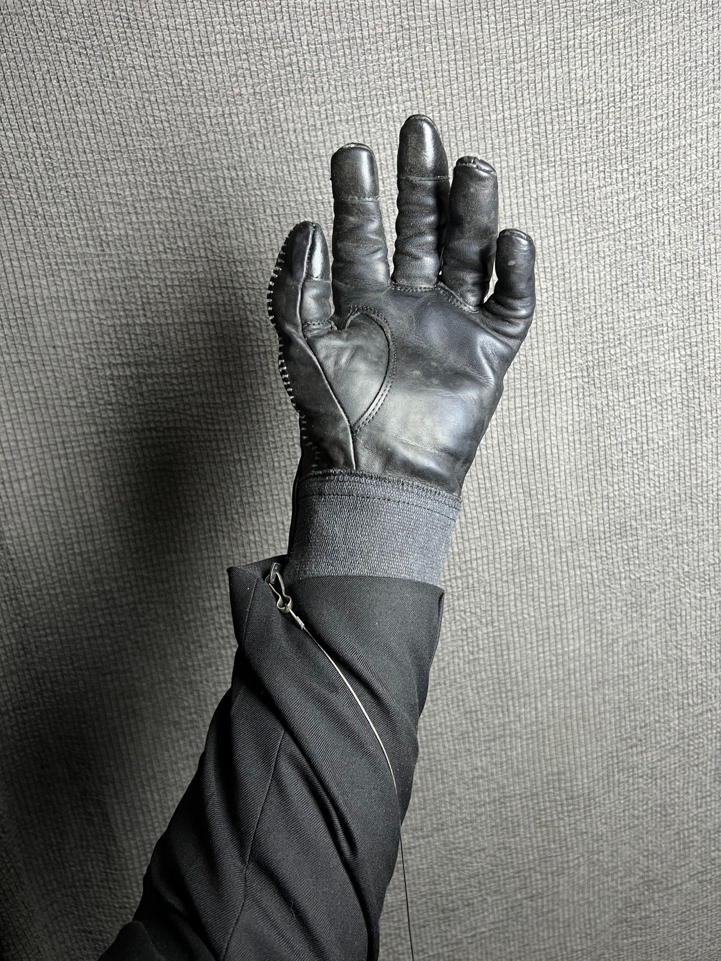 d hygen leather zip gloves for men