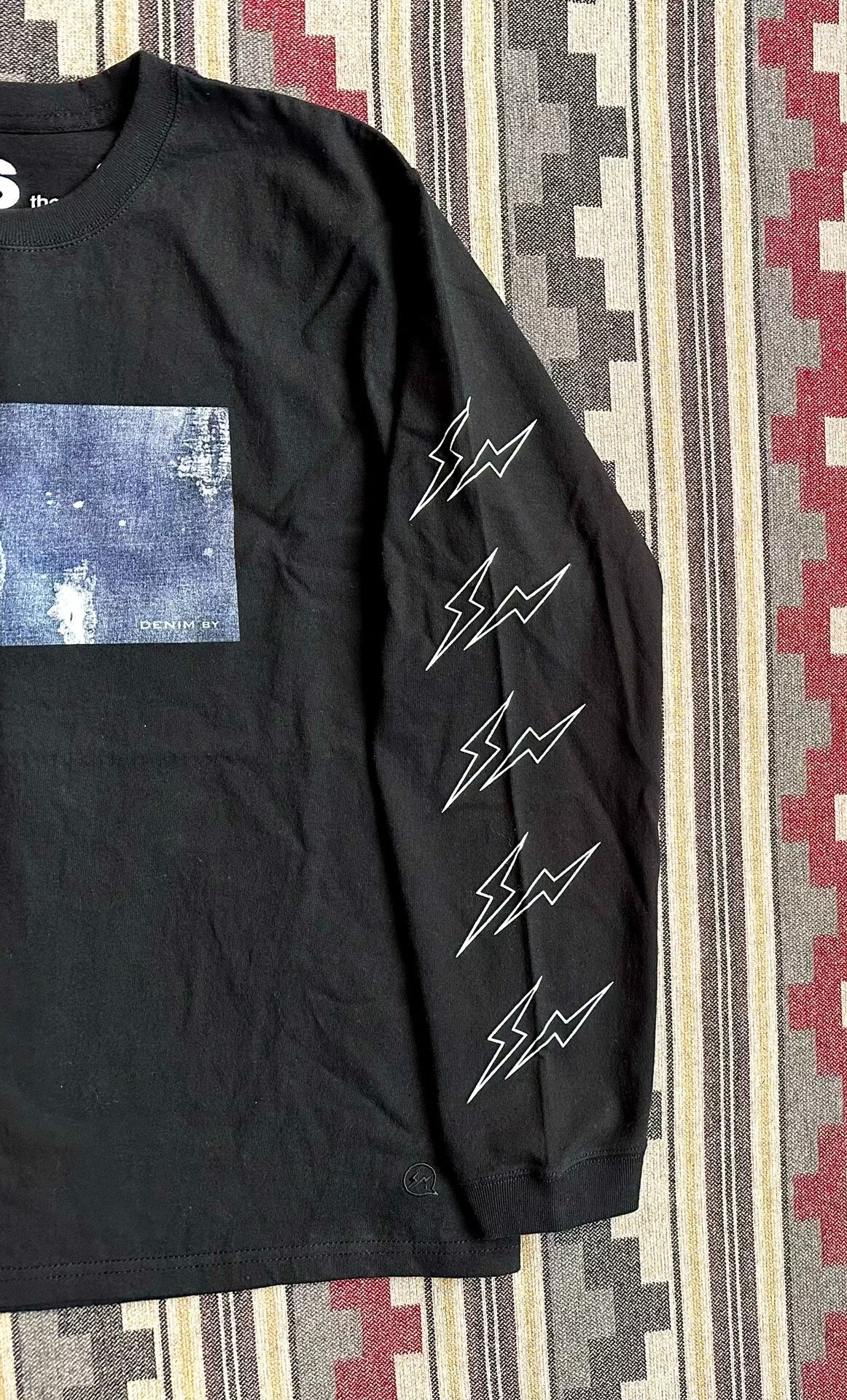 black long sleeve crew neck t-shirt