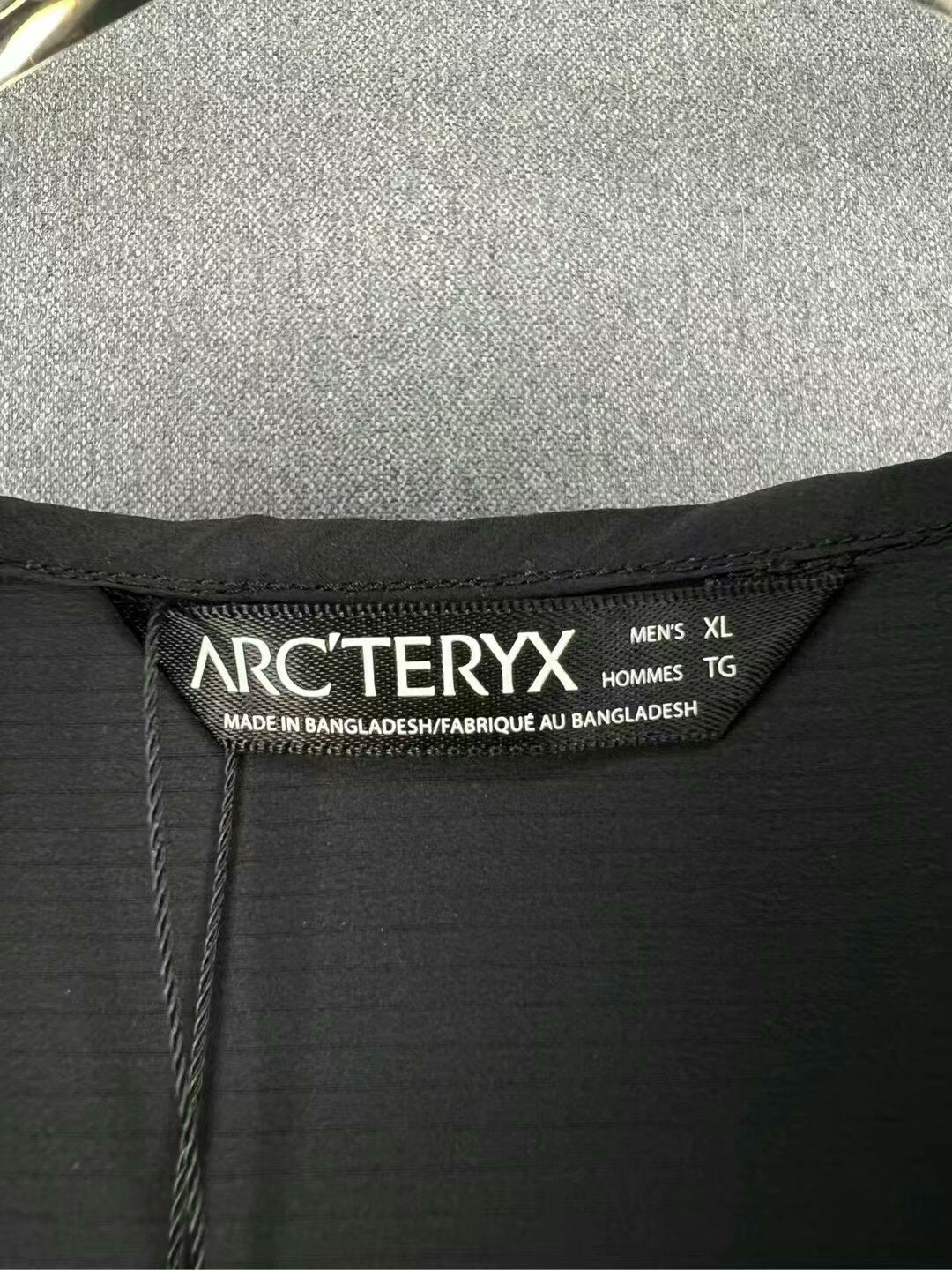 arcteryx squamish hooded jacket in black