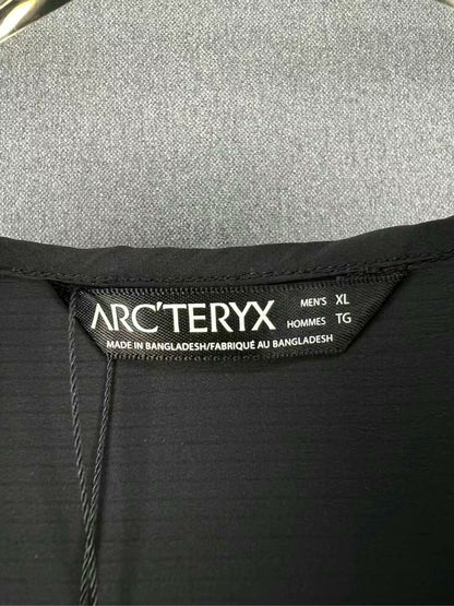 arcteryx squamish hooded jacket in black
