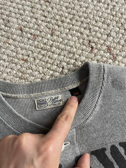 gray seven-sleeve cardigan with print