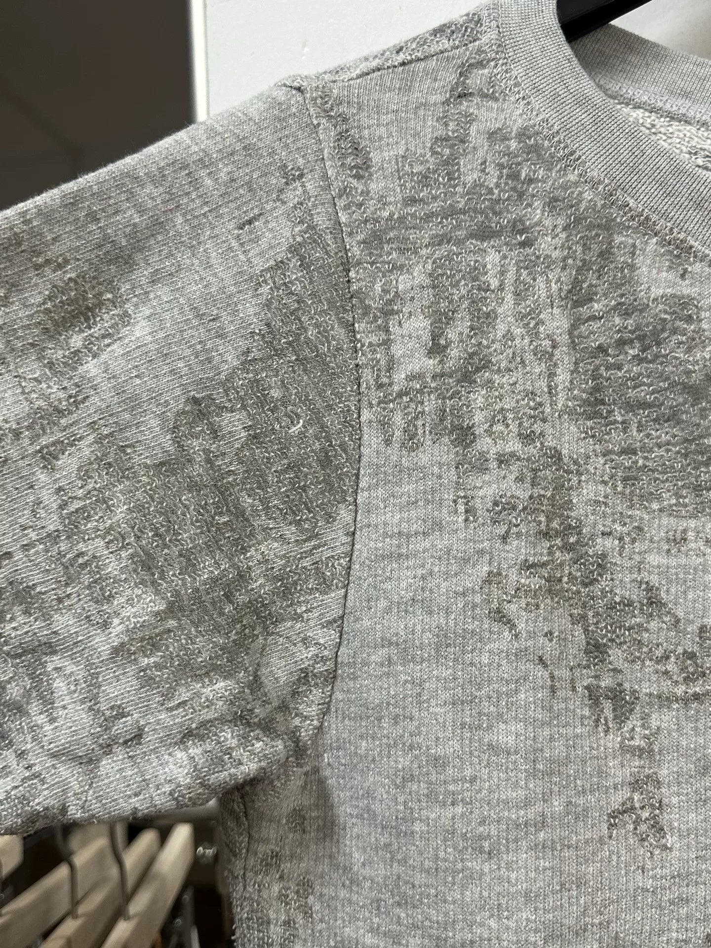 drapes laser-etched graphic short sleeve shirt