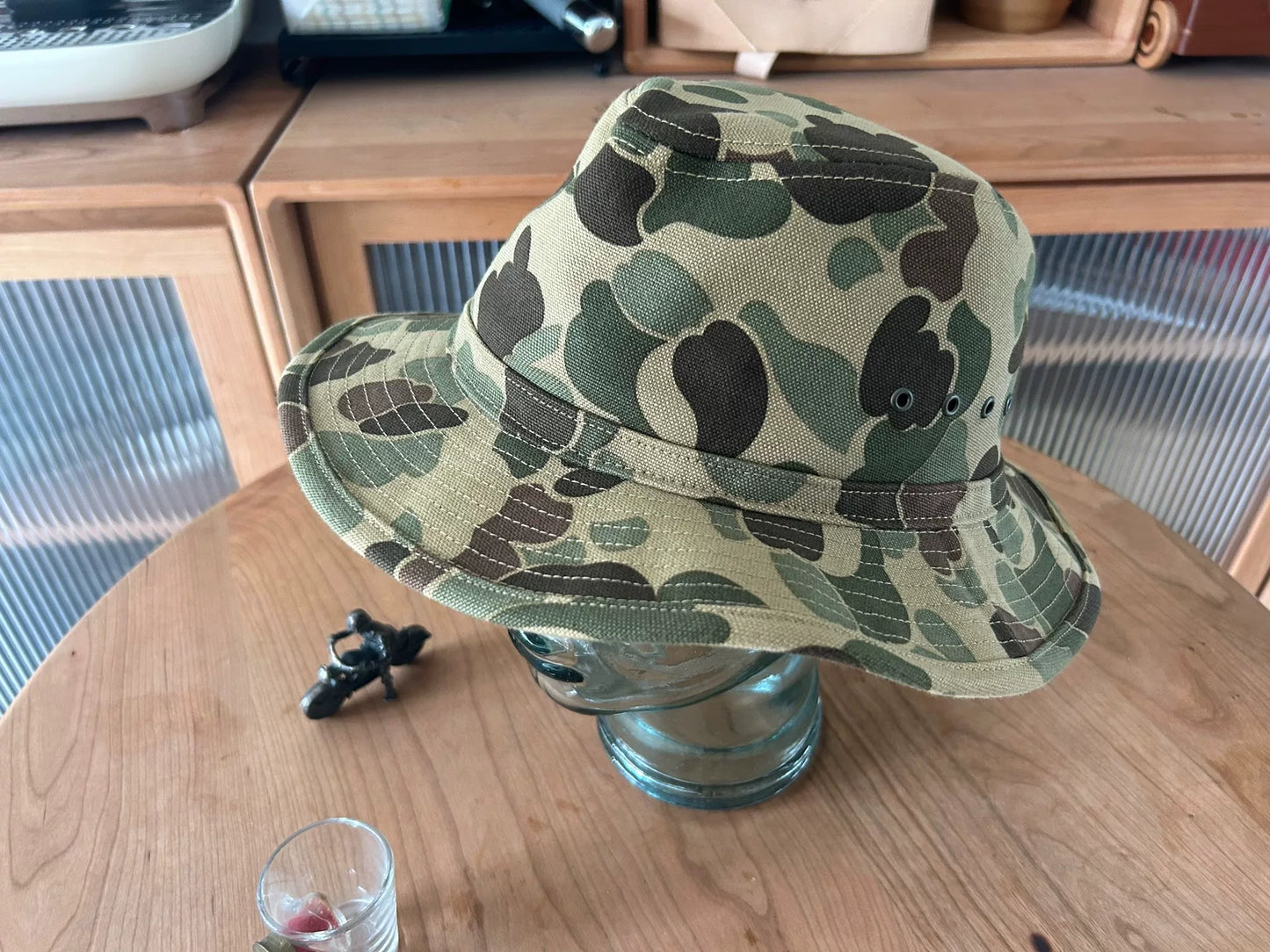camo pattern wide-brim bucket hat