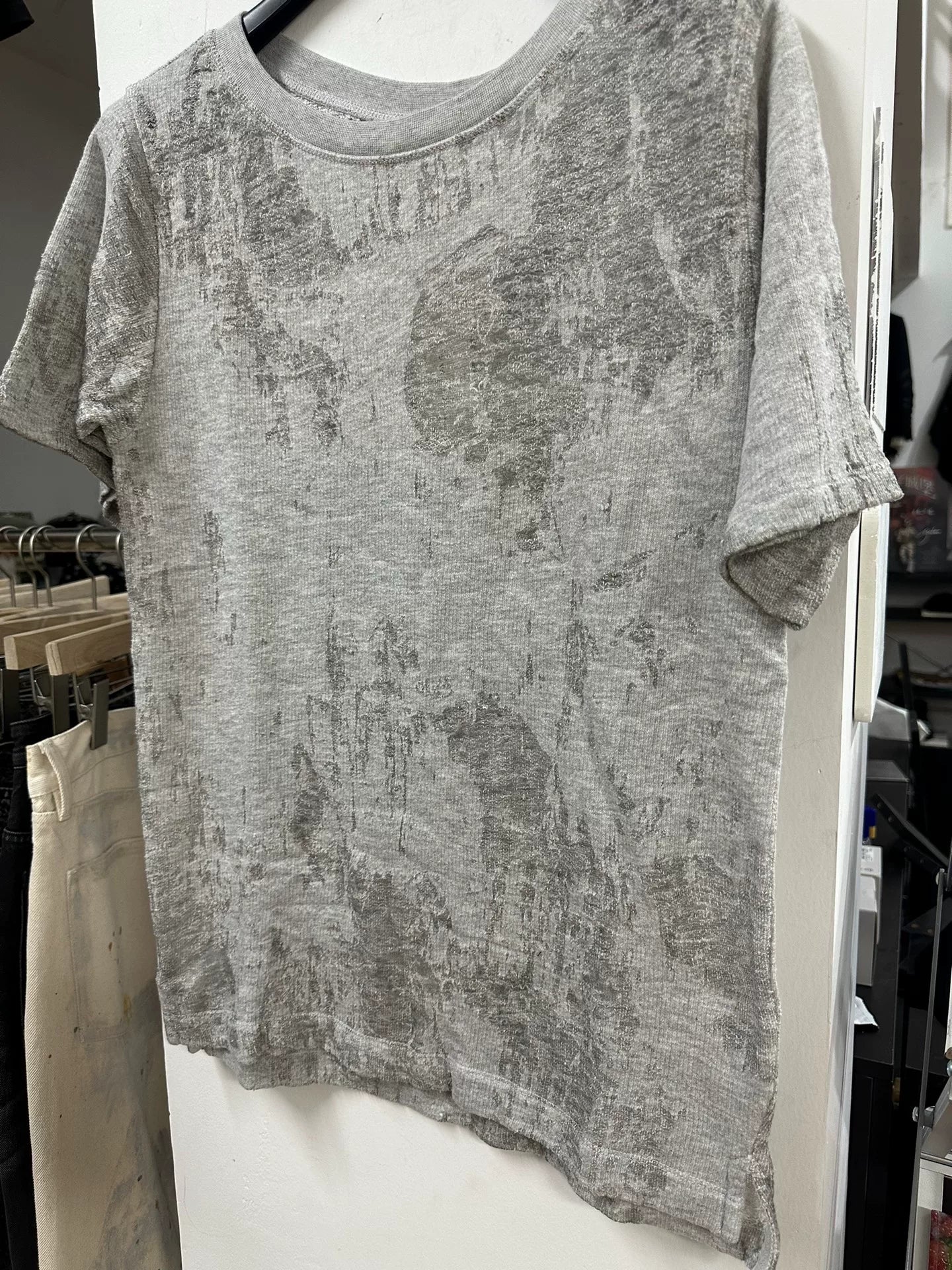 drapes laser-etched graphic short sleeve shirt