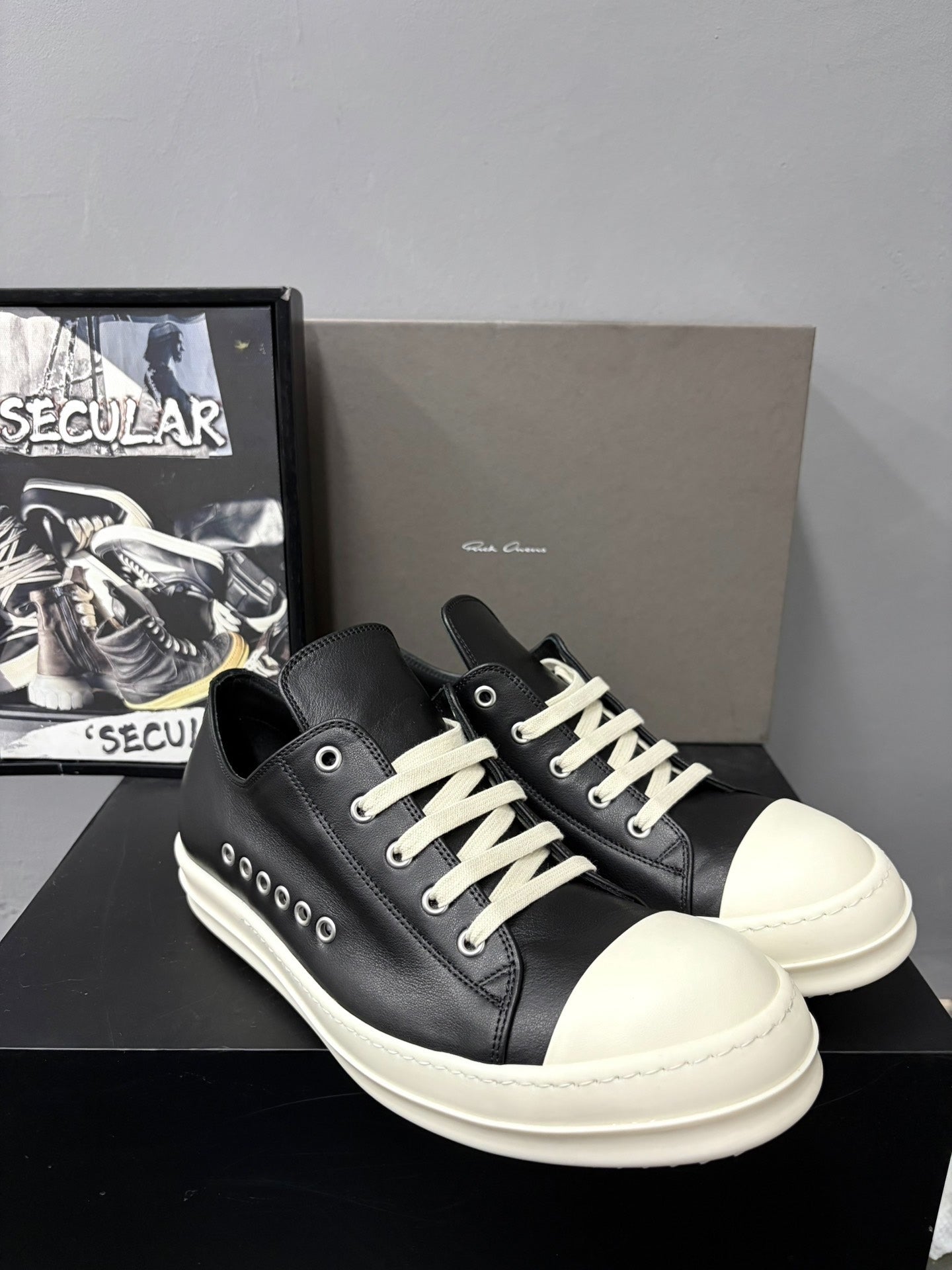 RickOwens 26SS Black Low-Top Leather Sneakers
