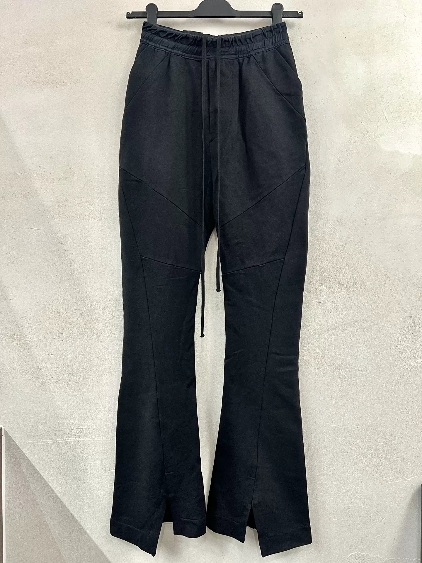Julius_7 Flared Split Hem Pants