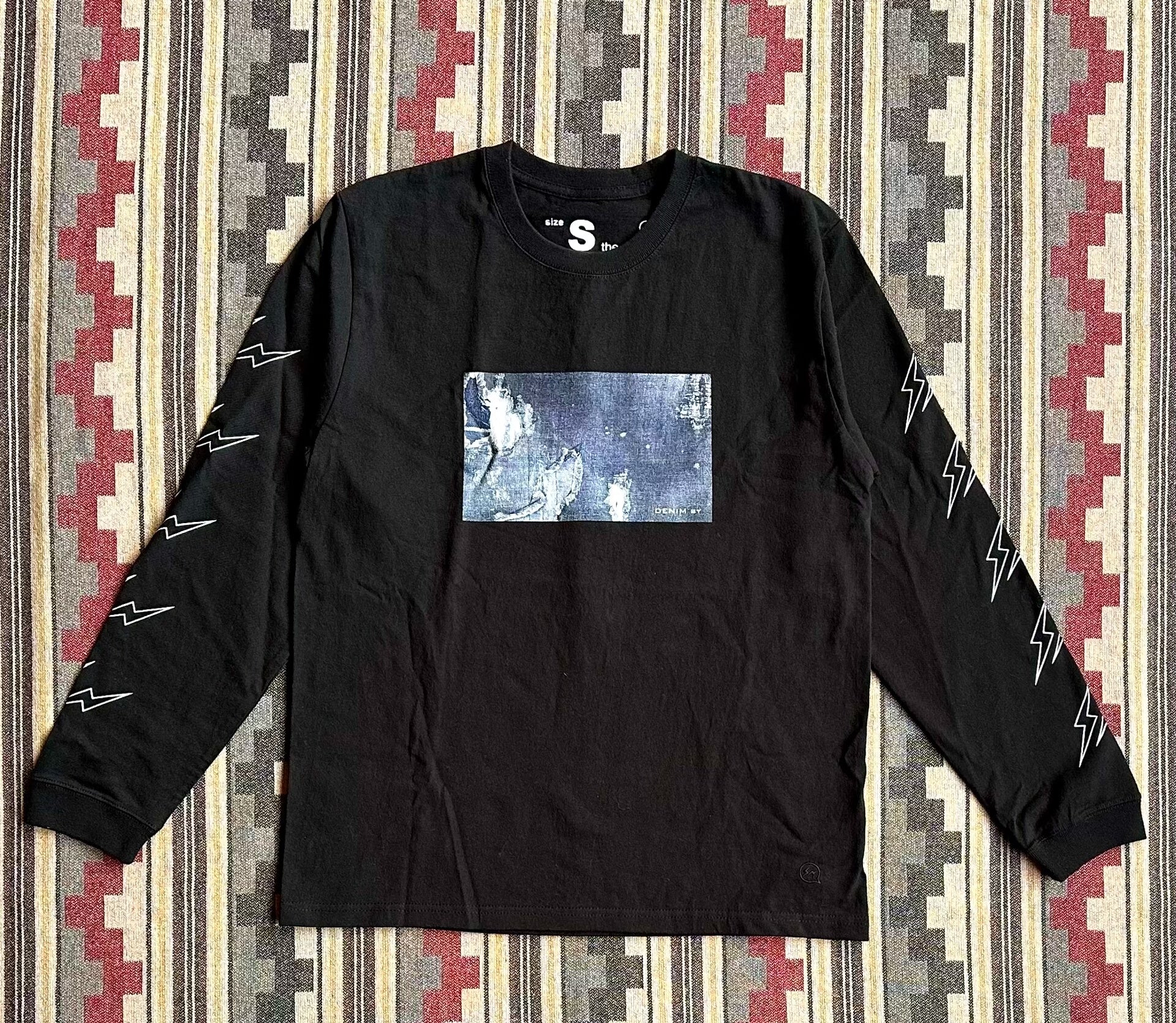 black long sleeve crew neck t-shirt