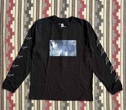 black long sleeve crew neck t-shirt