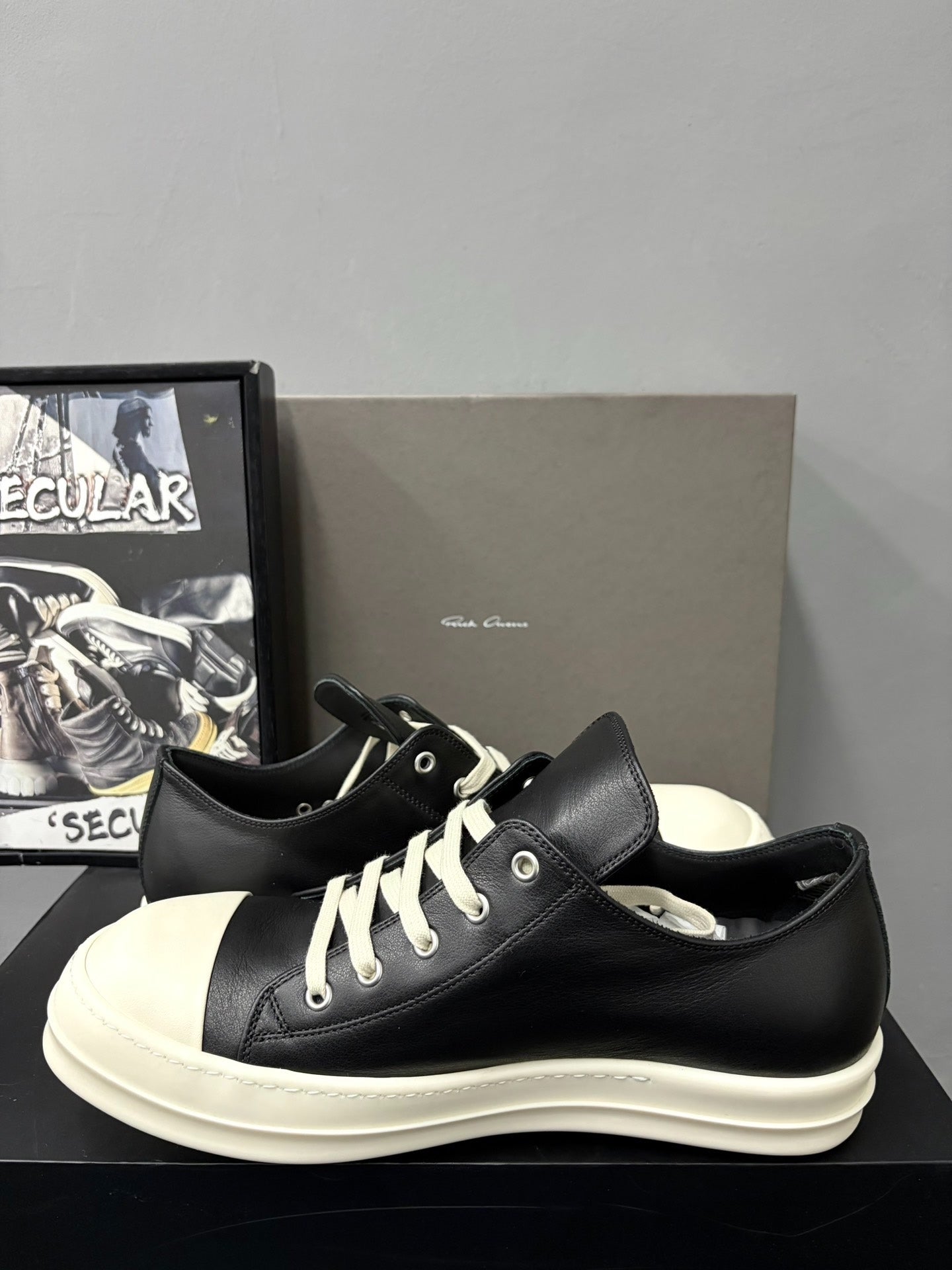 RickOwens 26SS Black Low-Top Leather Sneakers