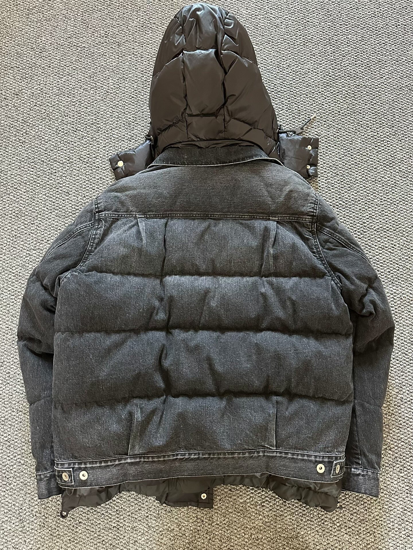 sacai puffer jacket in black color
