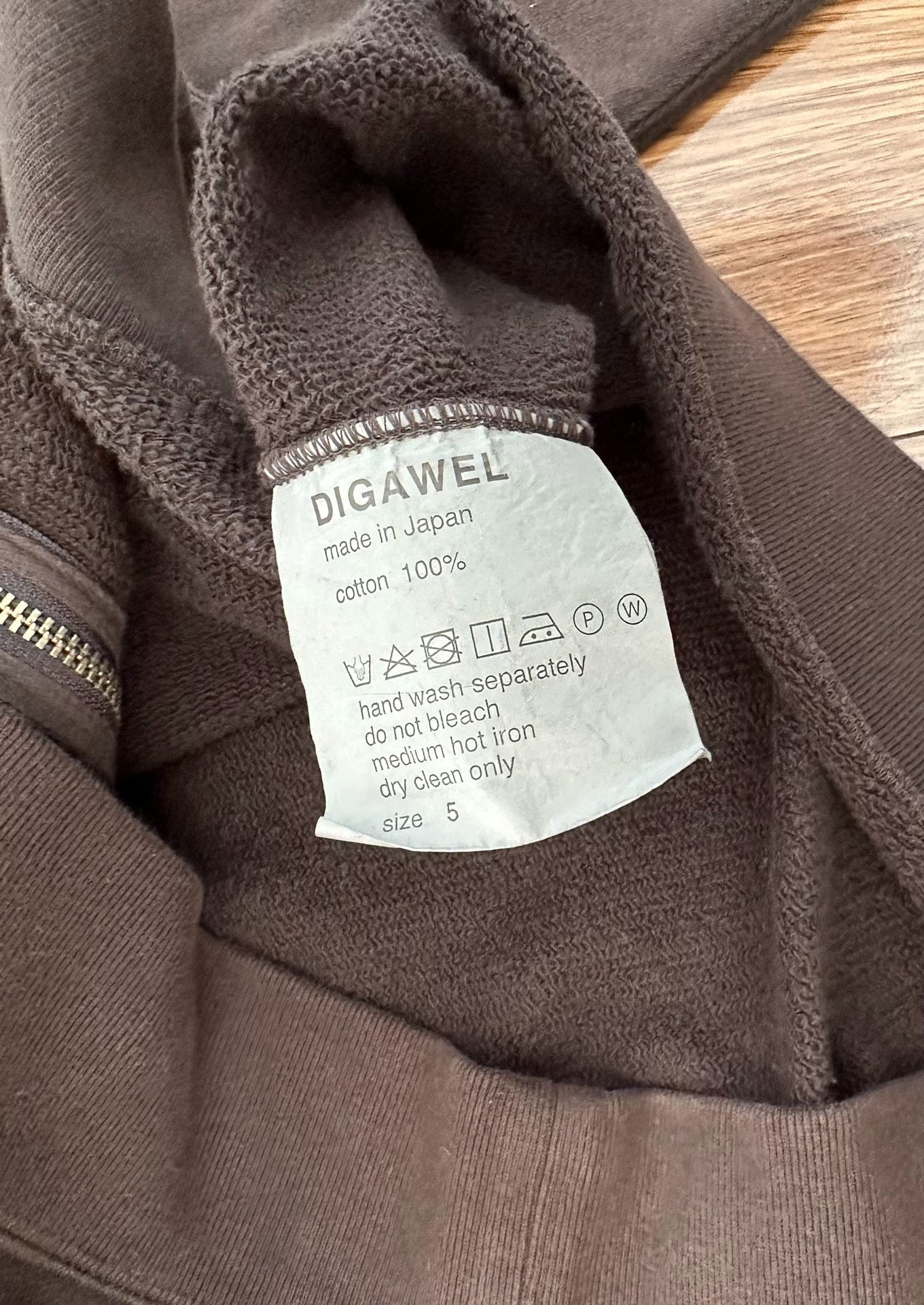 digawel zip hoodie in black color