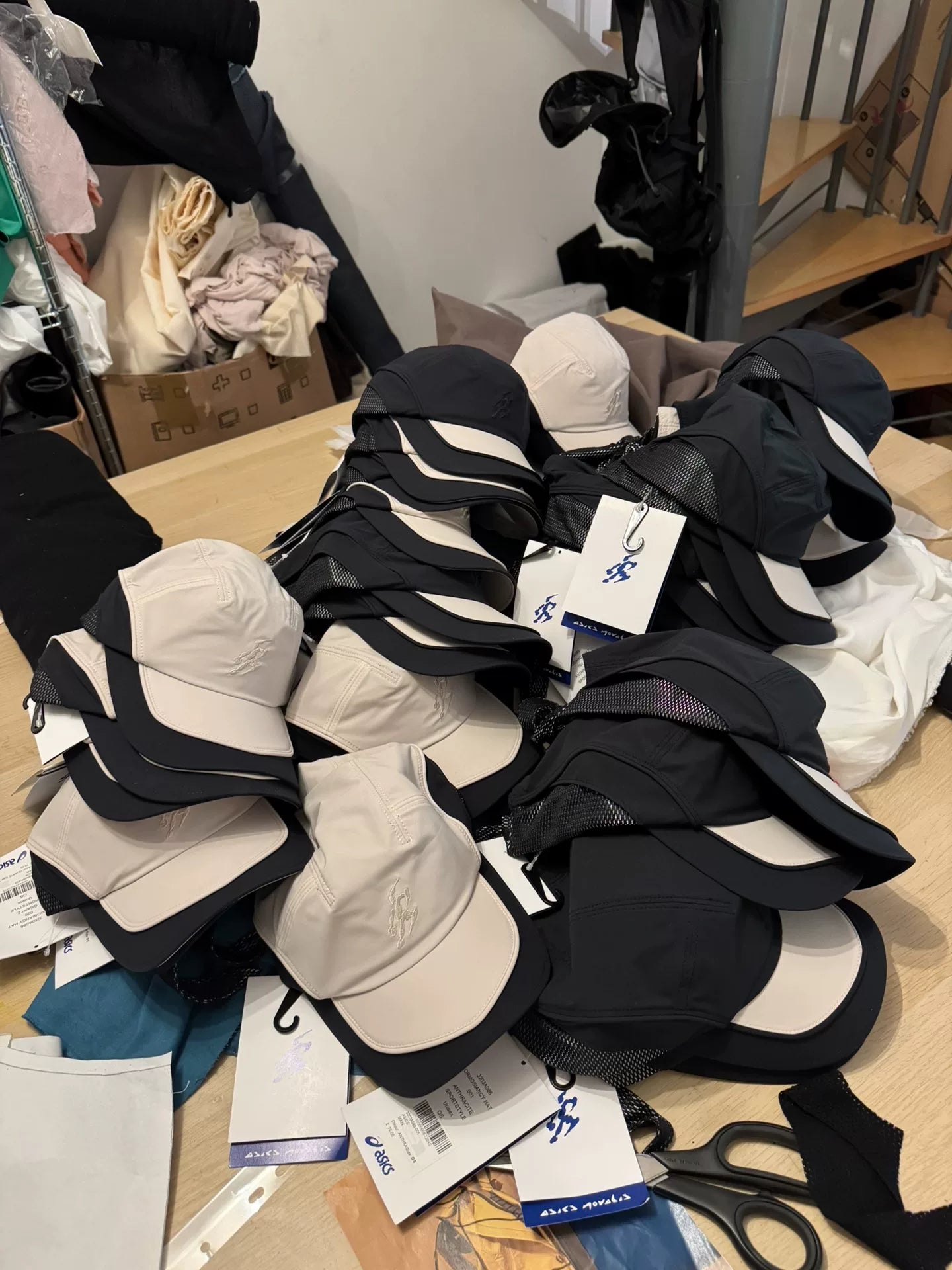 asics novalis ormosiancy hat kiko kostadinov