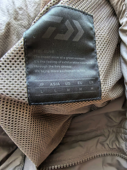 daiwa pier39 fishing jacket, size large