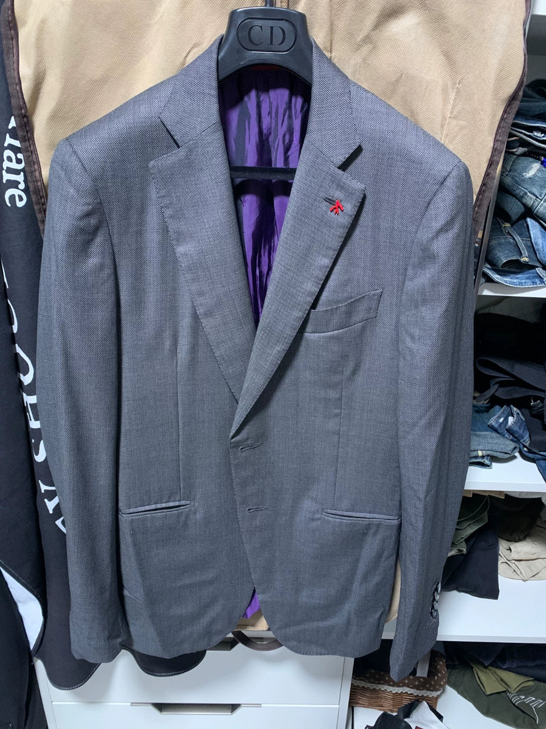 stylish gray tailored single-breasted blazer