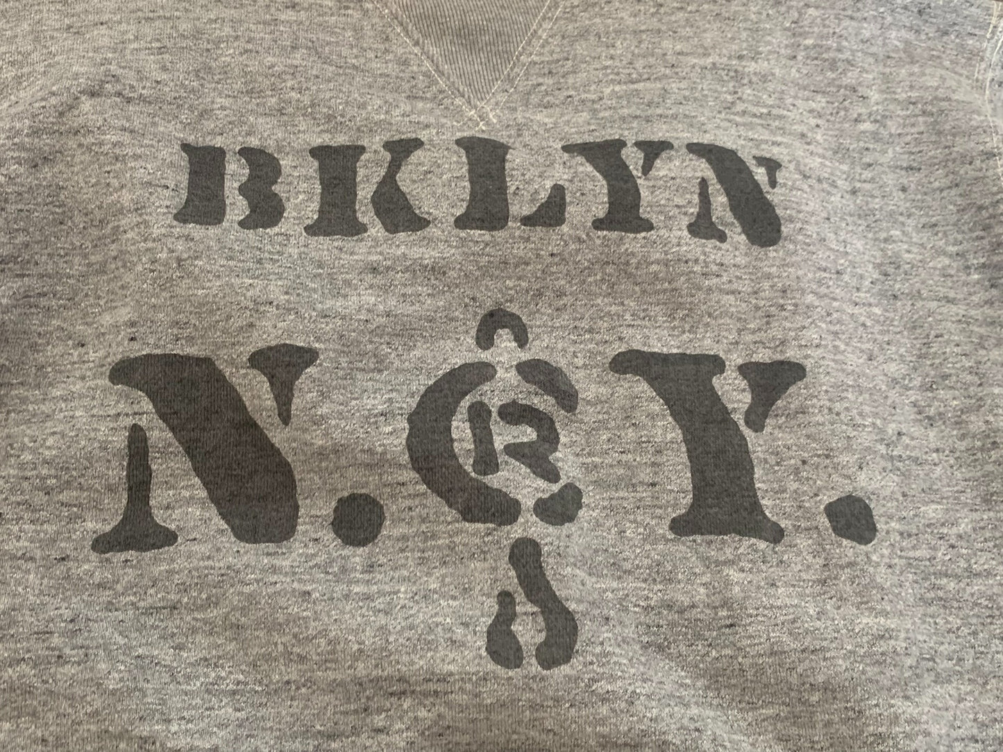 gray short sleeve sweatshirt with print