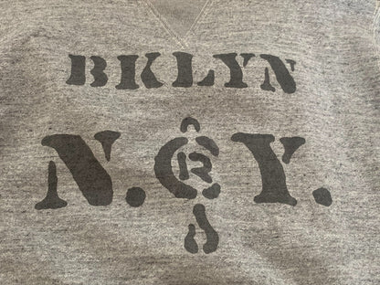 gray short sleeve sweatshirt with print