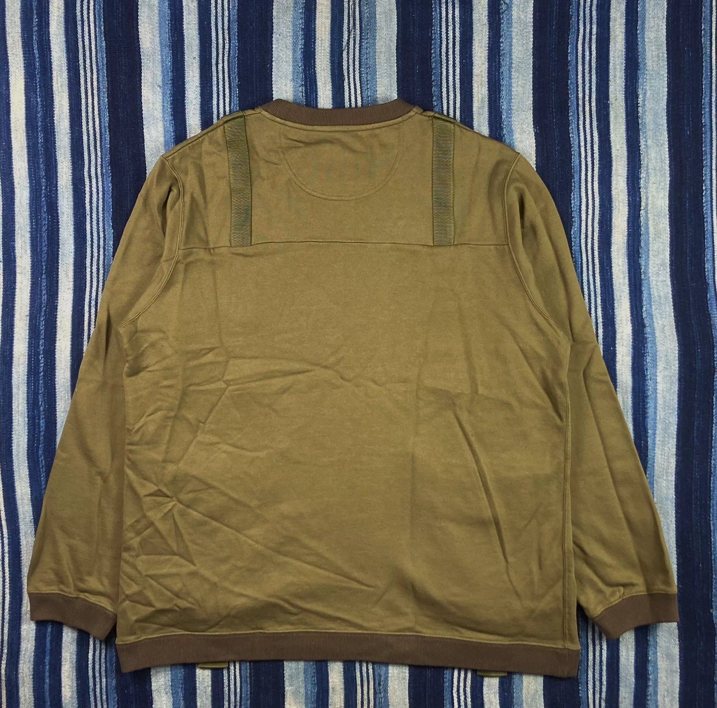 white mountaineering hunting pocket sweatshirt