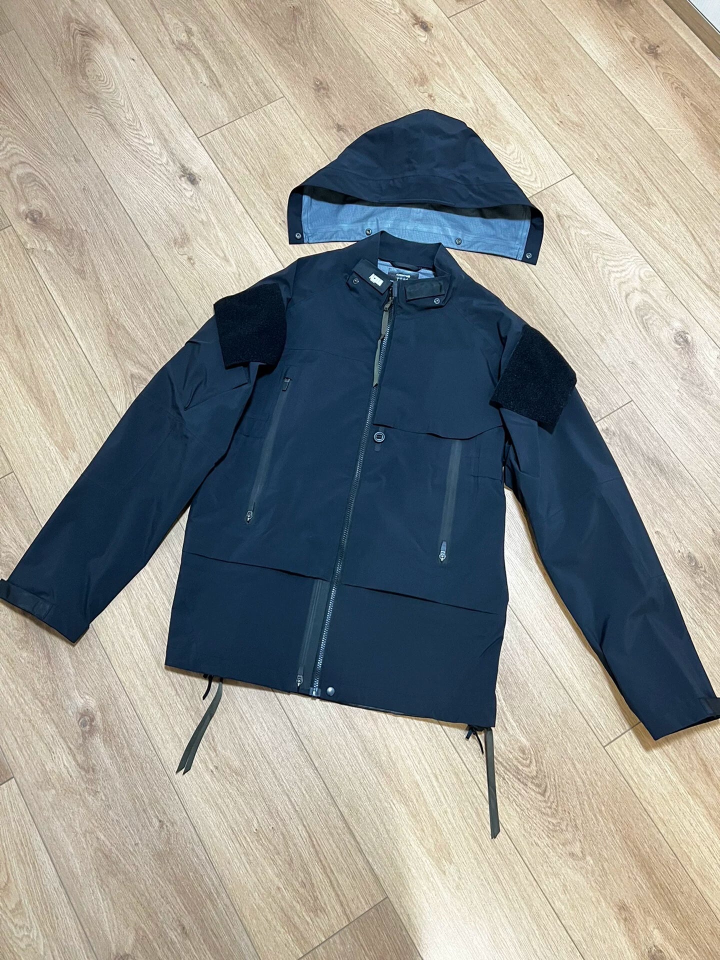 acronym j16-gt lightweight jacket with hood