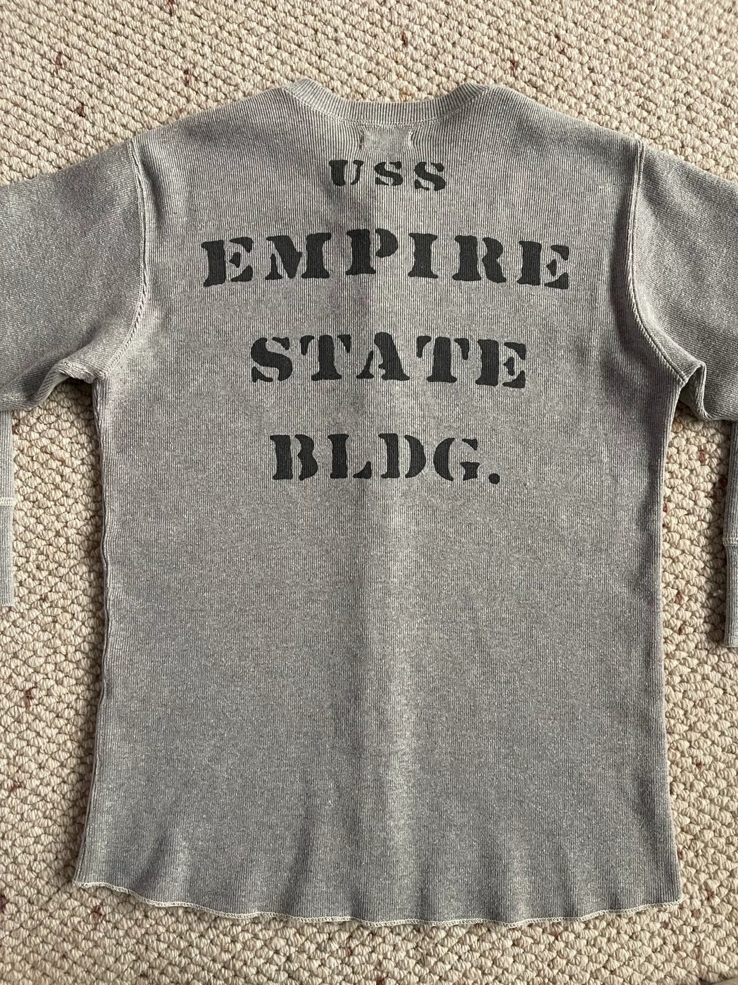 gray seven-sleeve cardigan with print