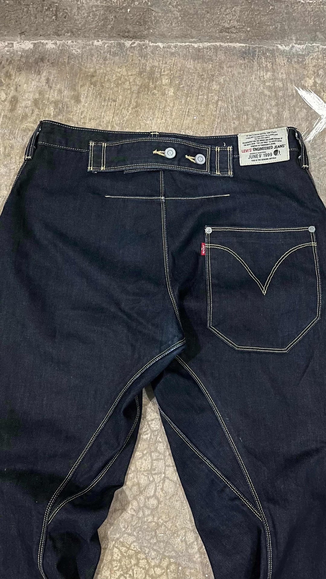 Vintage Levi's 2000s Engineered Cinch Back Jeans