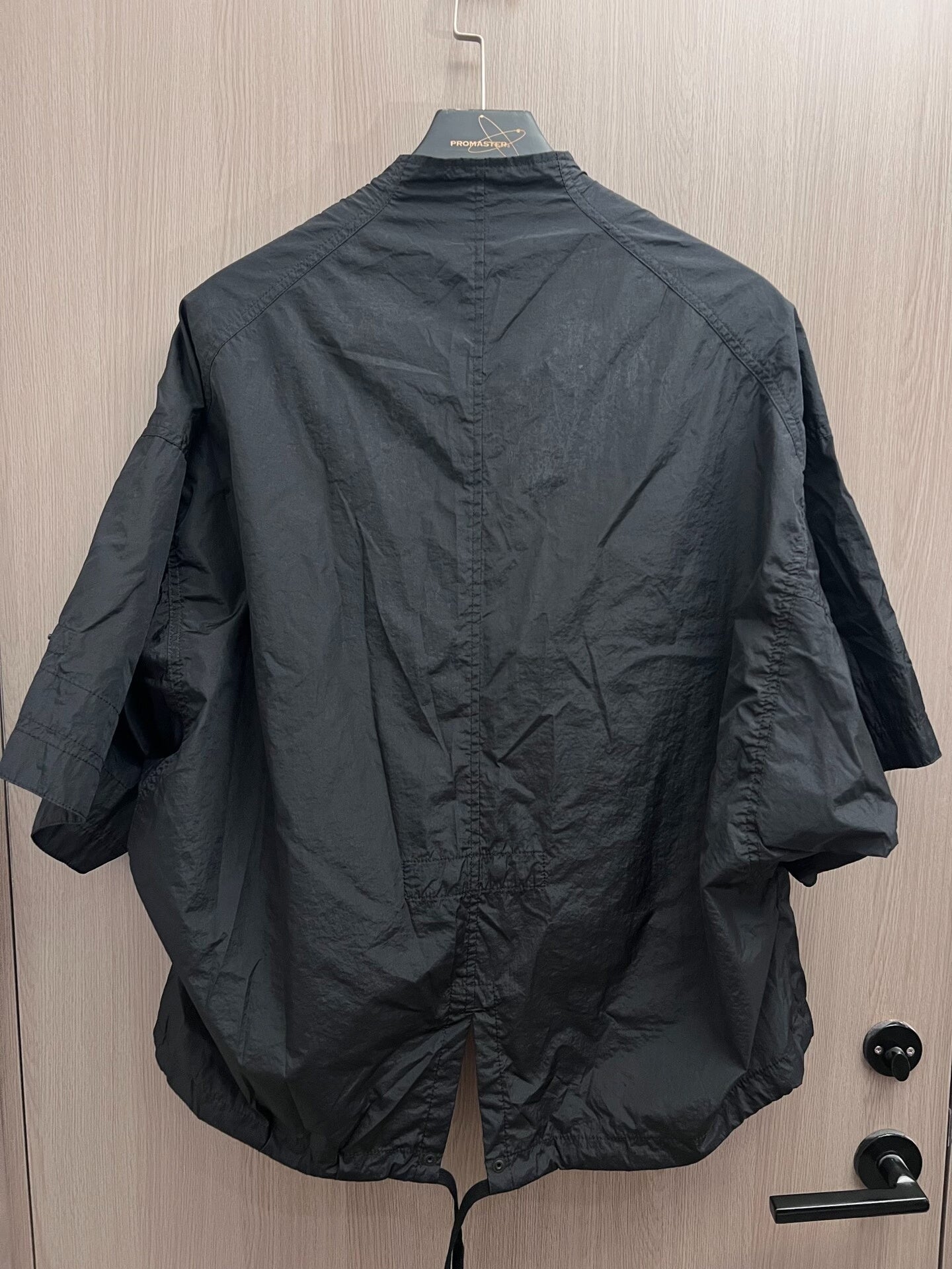 Julius_7 Nylon 3/4 Sleeve Collarless Robe
