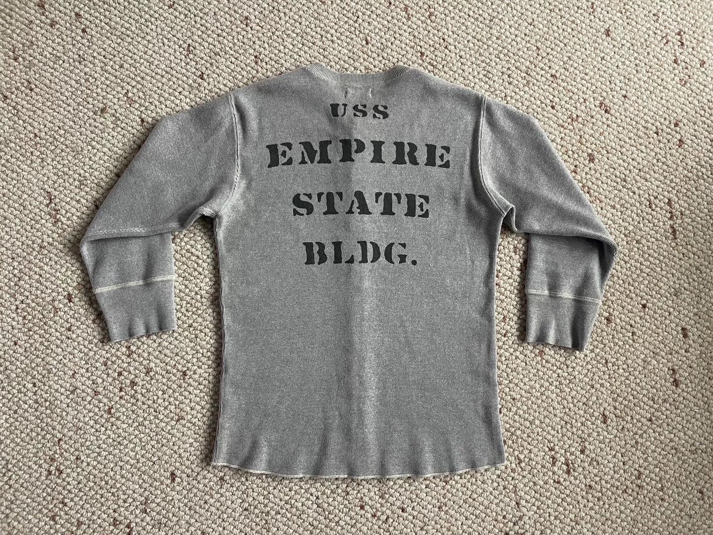 gray seven-sleeve cardigan with print