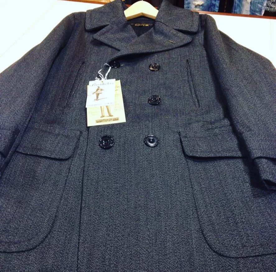 luxurious wool double-breasted coat with removable lining