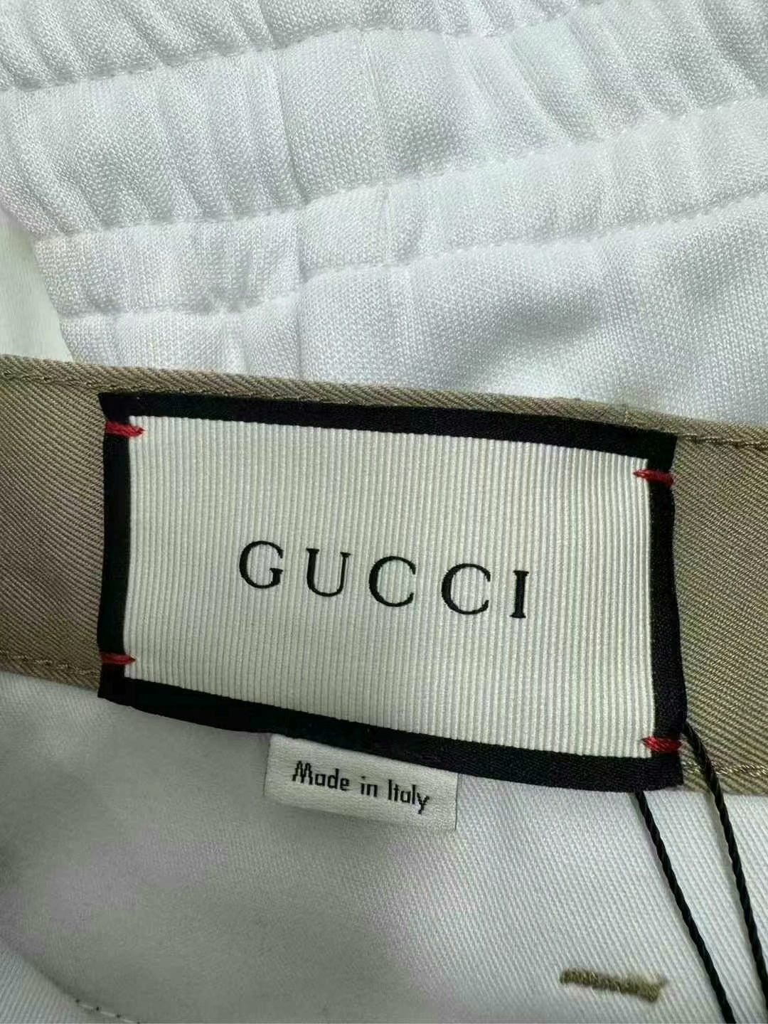 gucci embroidered bee shorts in beige