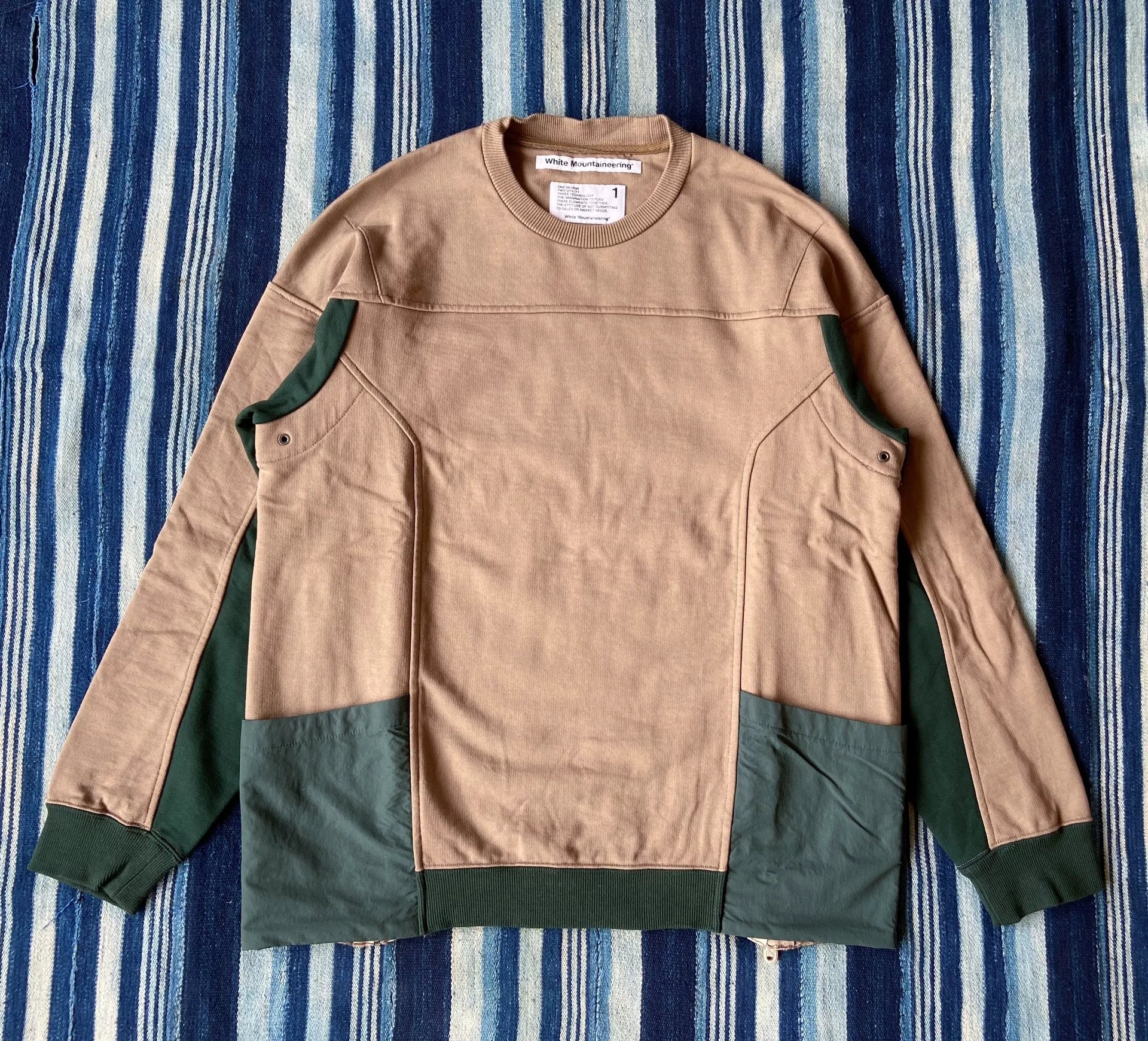 contrasted sweat shirt with functional pockets