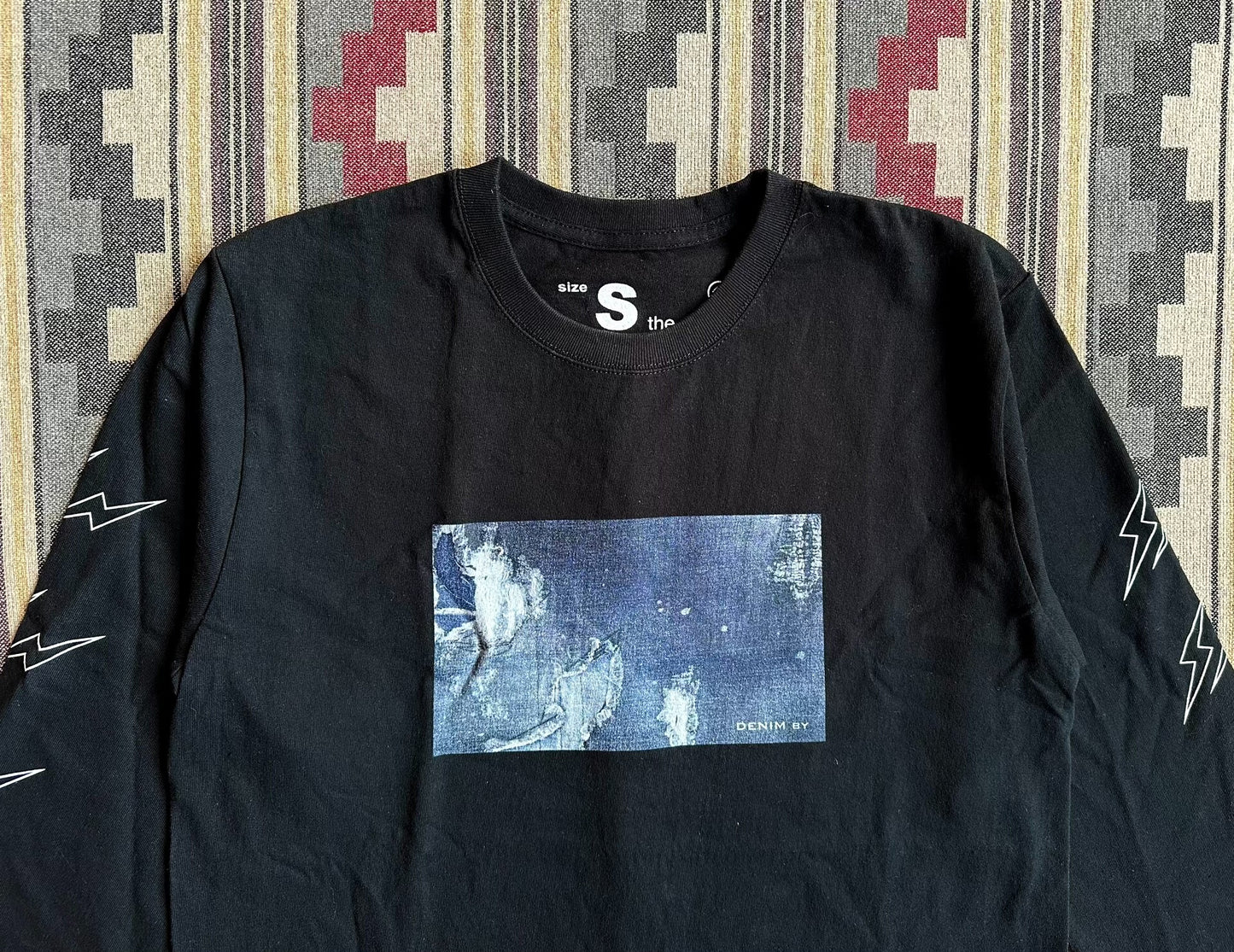 black long sleeve crew neck t-shirt