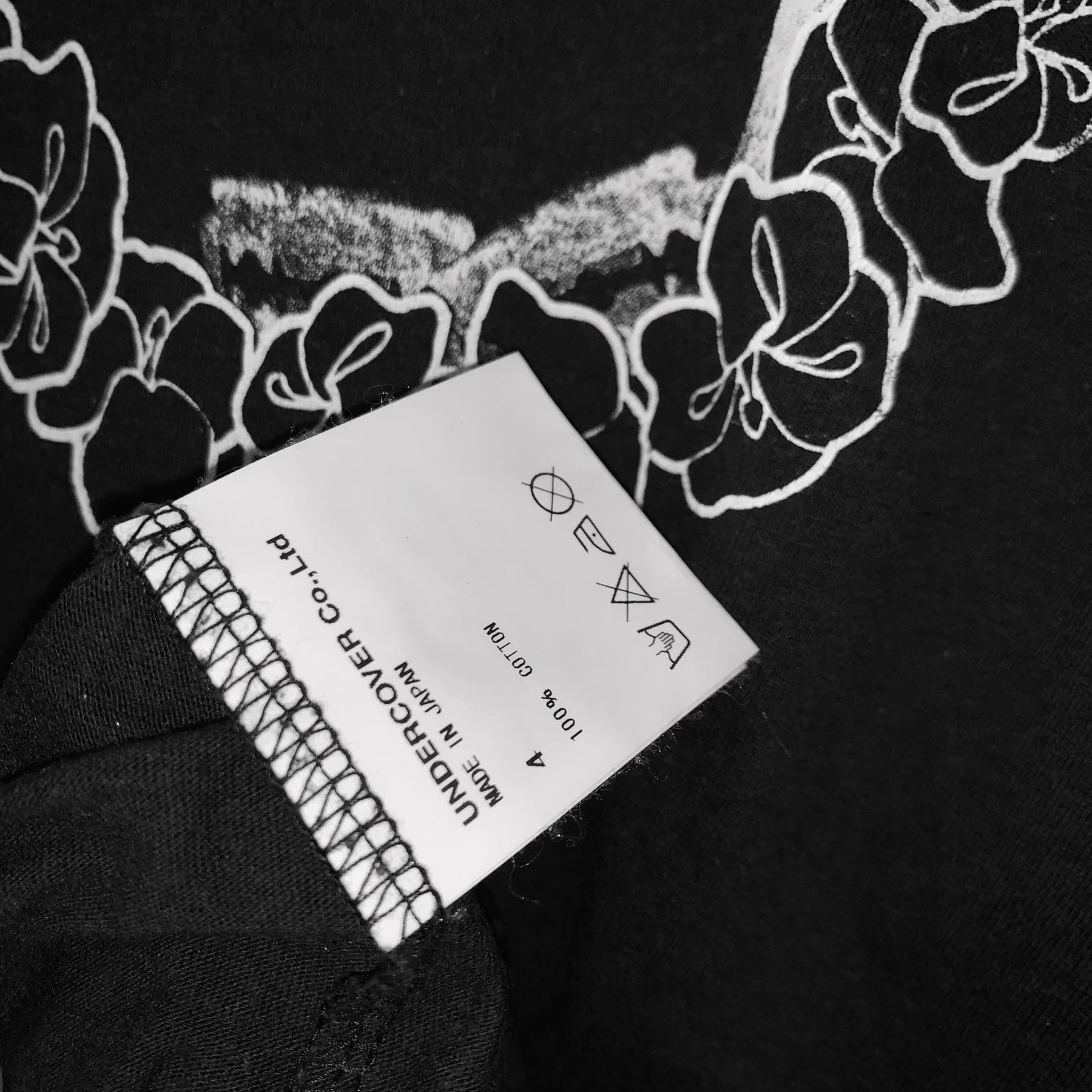 Undercover Blade Flower Necklace Short Sleeve Tee