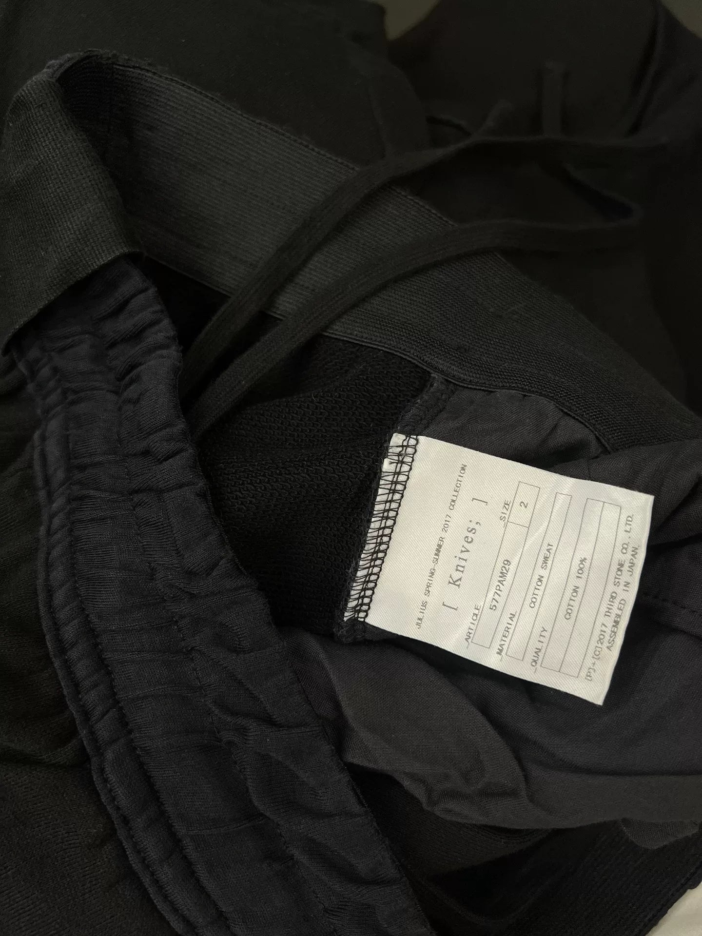 Julius_7 Flared Split Hem Pants