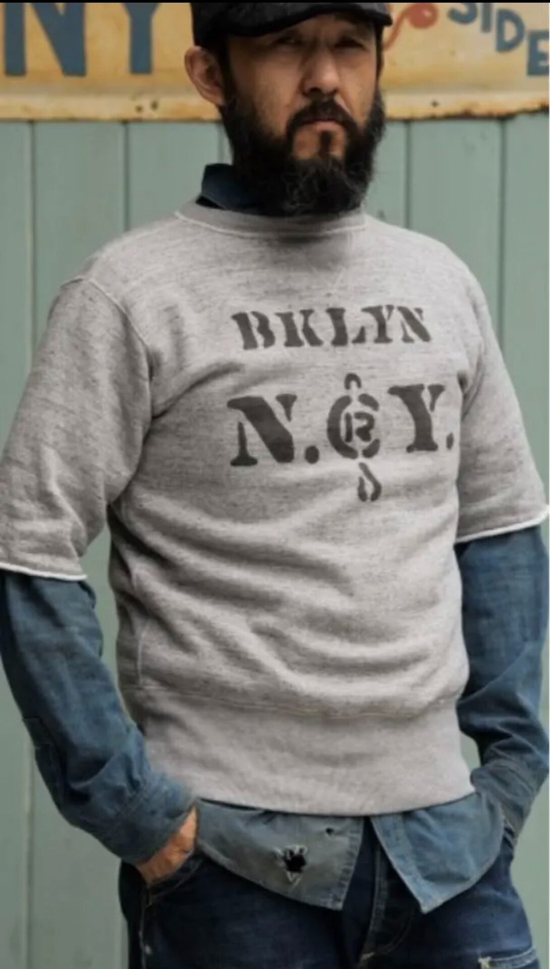 gray short sleeve sweatshirt with print