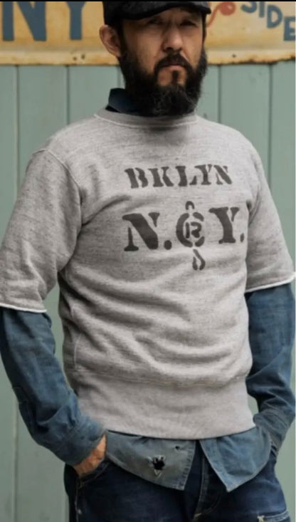 gray short sleeve sweatshirt with print