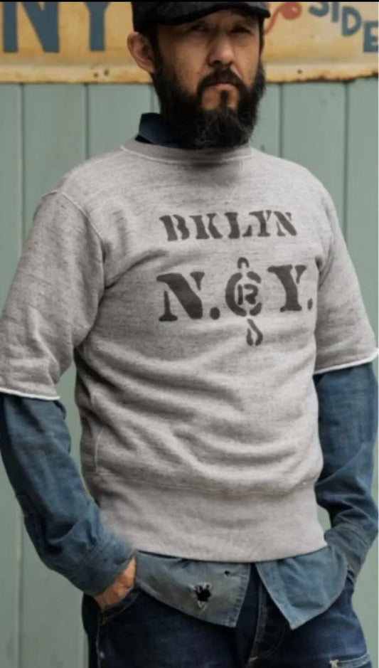 gray short sleeve sweatshirt with print