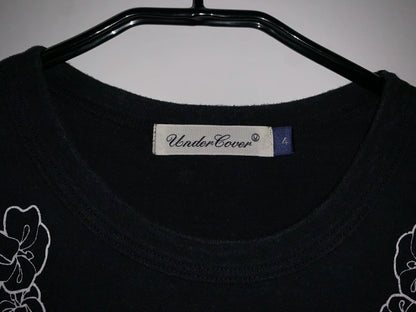 Undercover Blade Flower Necklace Short Sleeve Tee