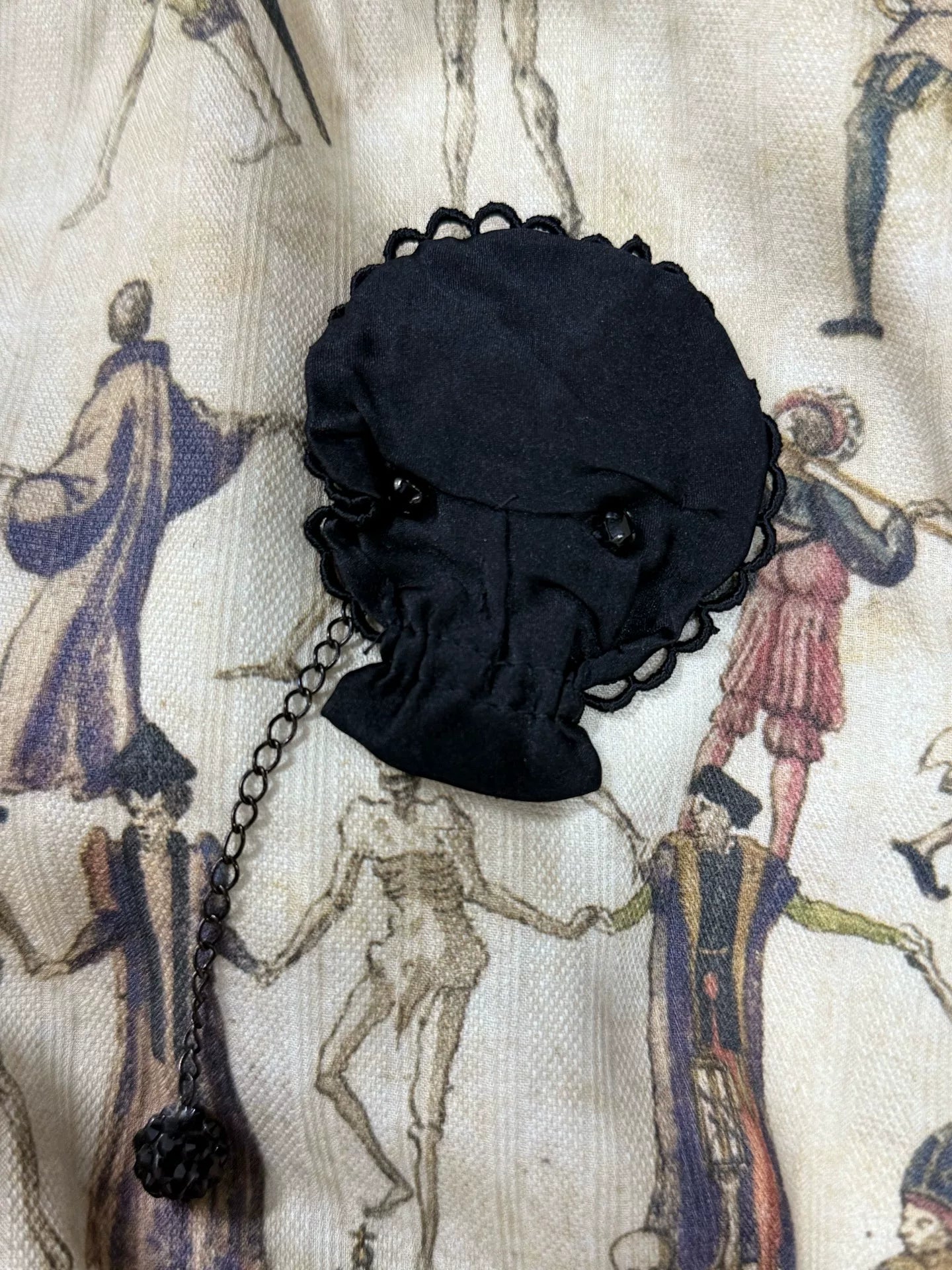 UNDERCOVER 07SS Skull Lace Diamond Brooch