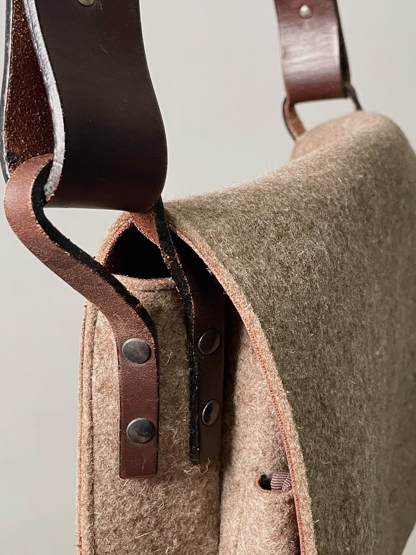 drapes van noten wool shoulder bag