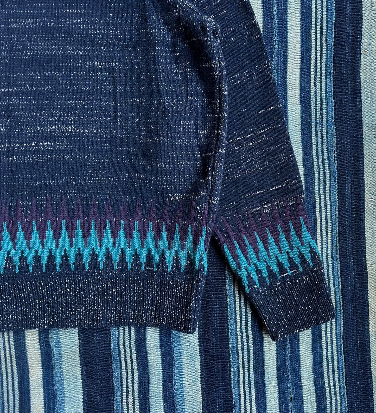 kuon zig-zag sweater in navy blue