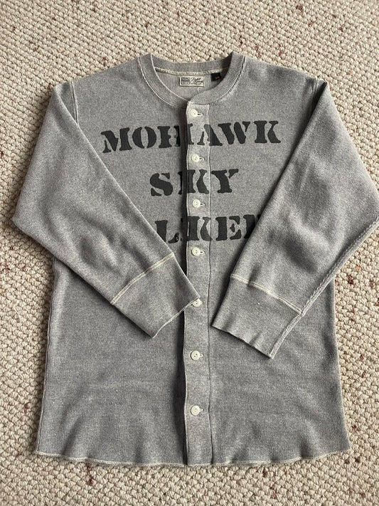 gray seven-sleeve cardigan with print