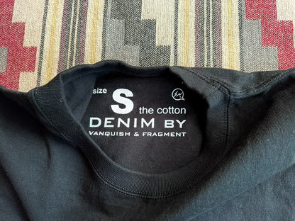 black long sleeve crew neck t-shirt