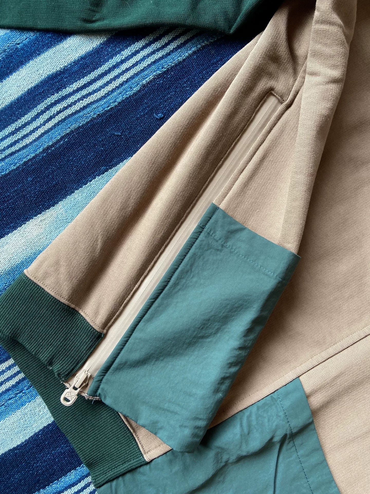 contrasted sweat shirt with functional pockets