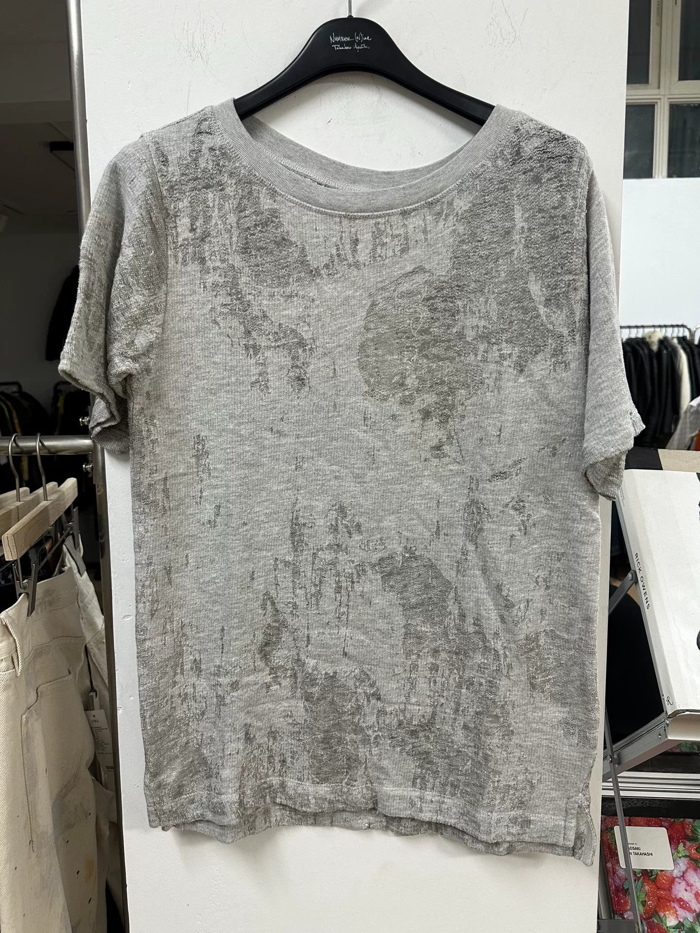 drapes laser-etched graphic short sleeve shirt