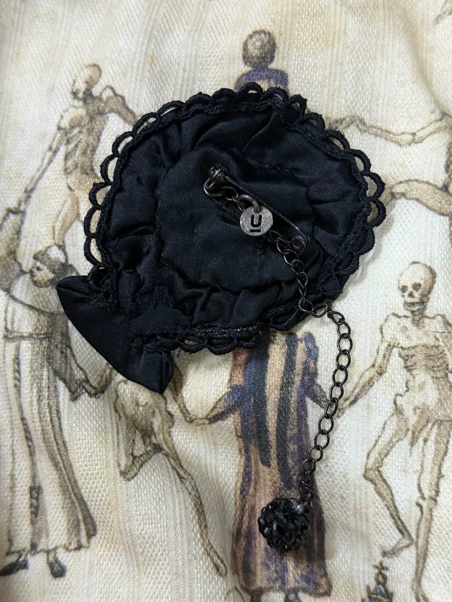 UNDERCOVER 07SS Skull Lace Diamond Brooch