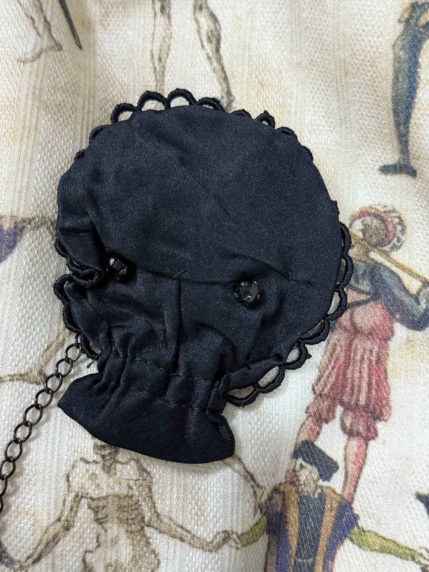 UNDERCOVER 07SS Skull Lace Diamond Brooch